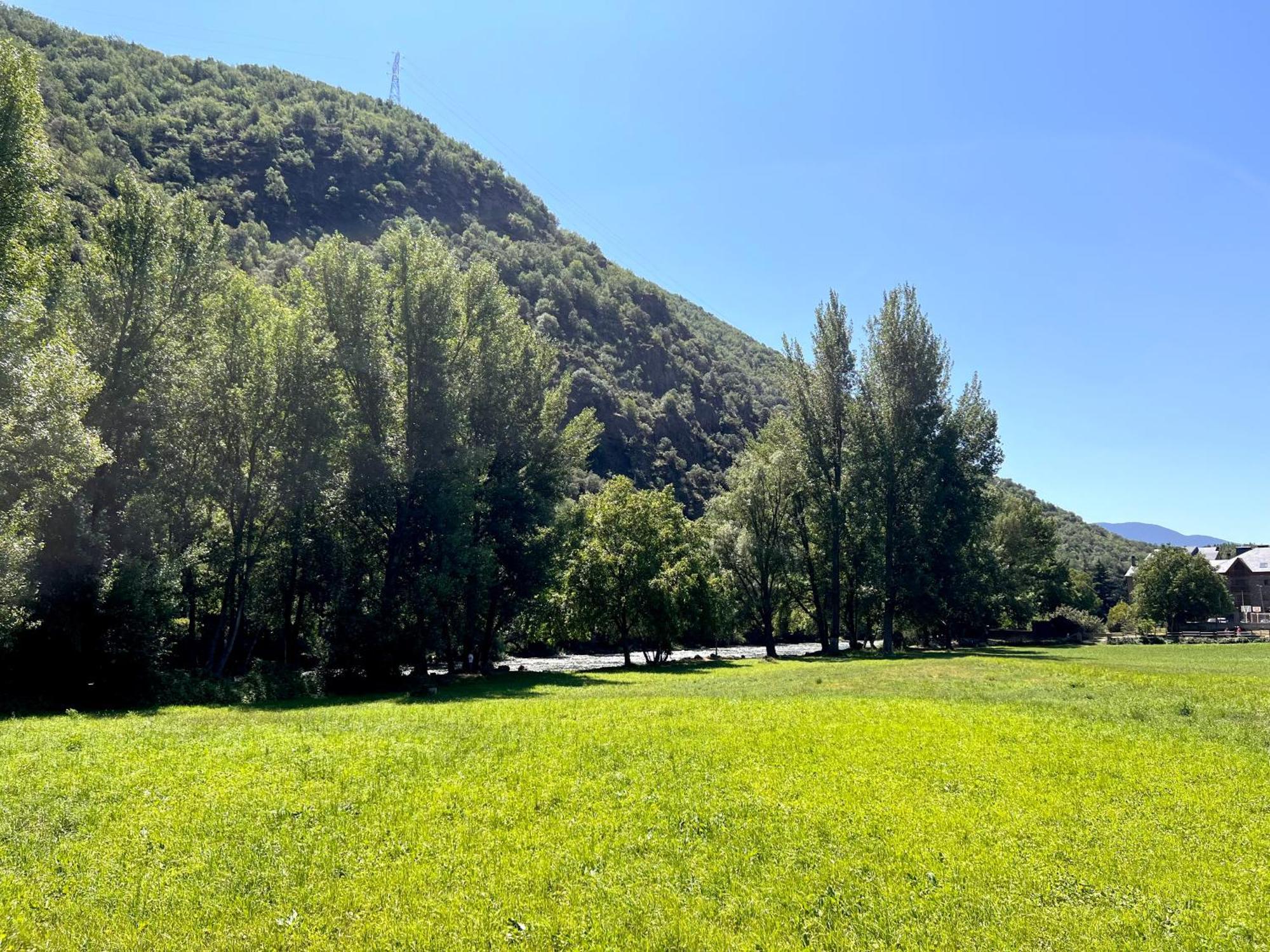 Apartamento Centrico Con Parking - L'Amfitriona Rialp Luaran gambar